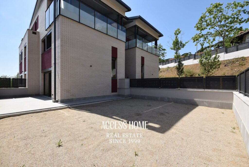 Planta baja dúplex con amplia terraza y zona comunitaria con piscina en Premià de Dalt