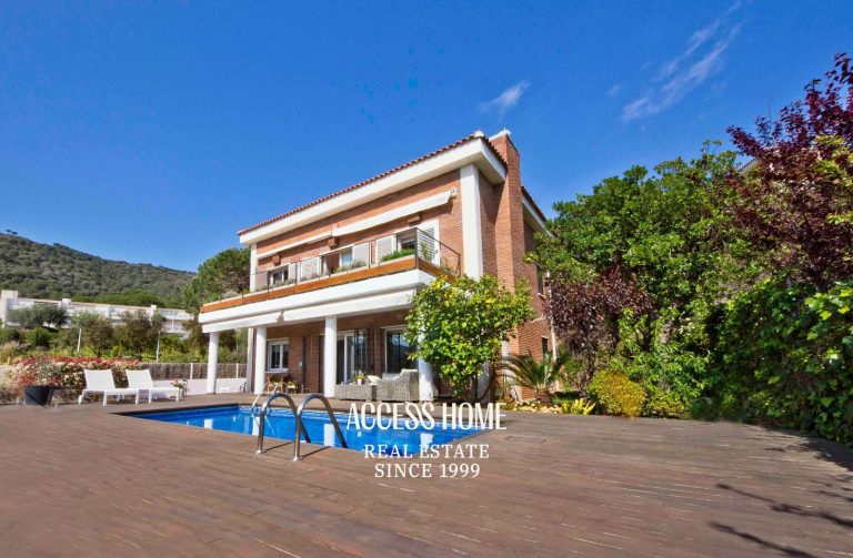Exclusiva villa con piscina y vistas al mar en Sant Berger, Teià