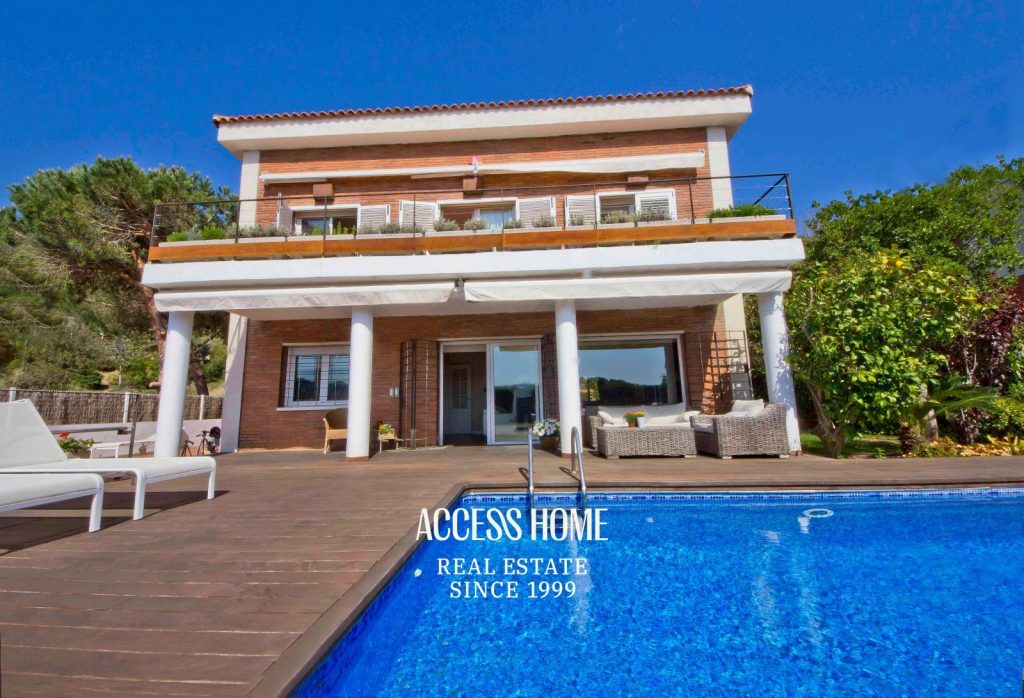 Exclusiva villa con piscina y vistas al mar en Sant Berger, Teià