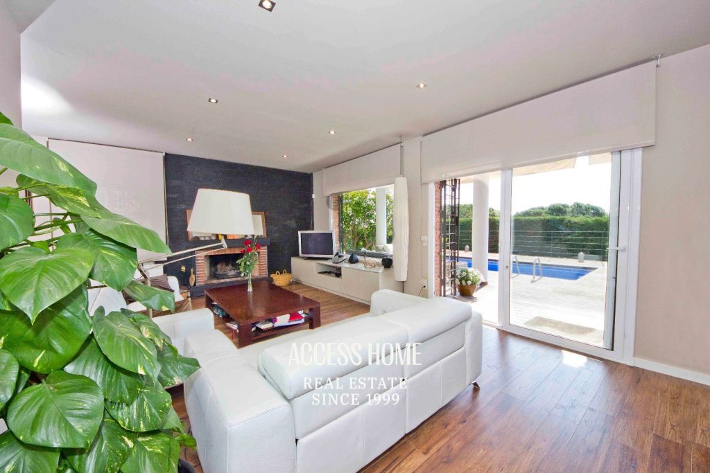 Exclusiva villa con piscina y vistas al mar en Sant Berger, Teià