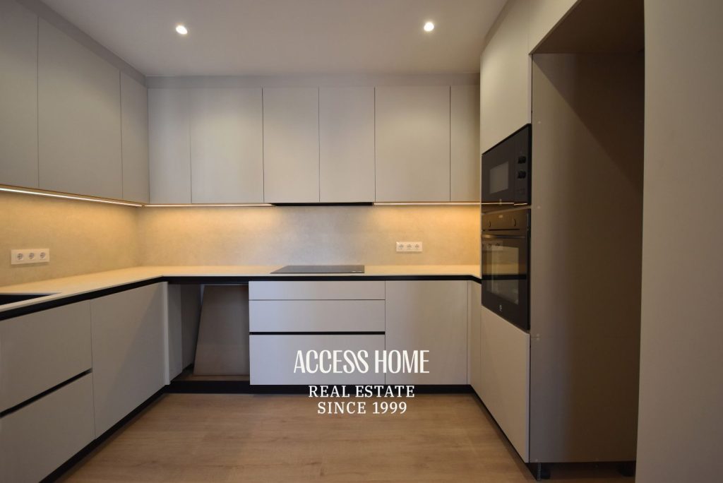 Casa esquinera reformada en venta en El Masnou con terraza y vistas al mar