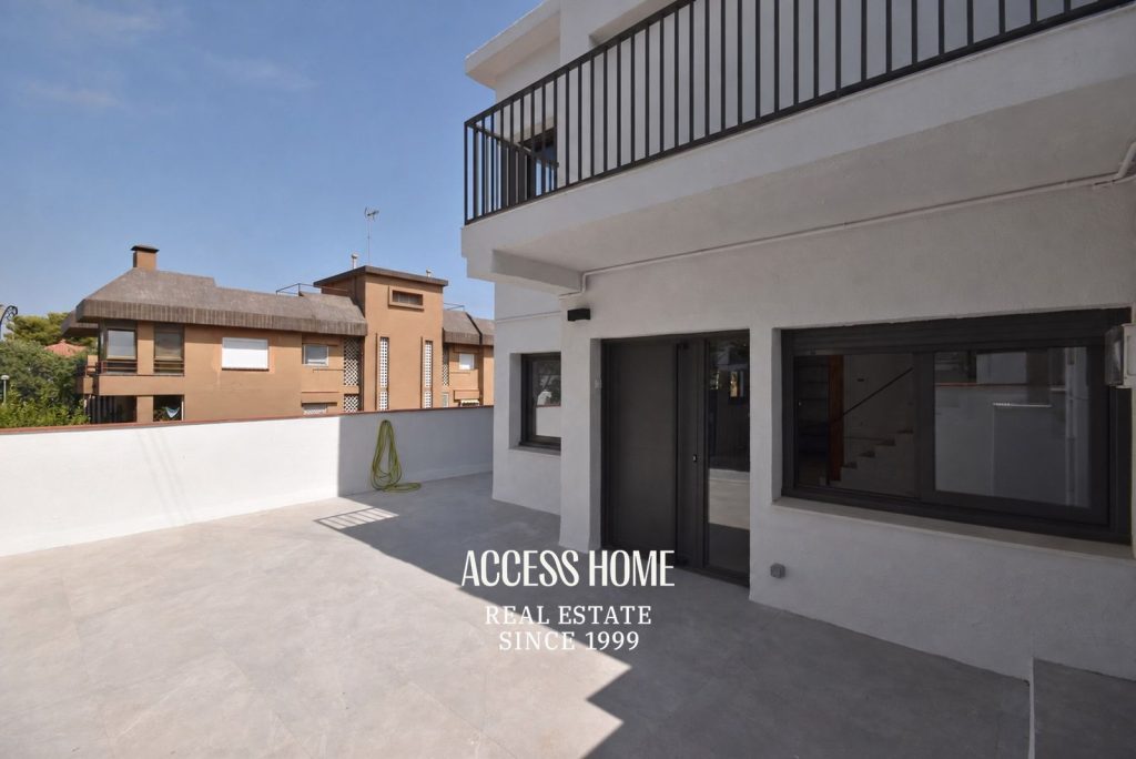 Casa esquinera reformada en venta en El Masnou con terraza y vistas al mar