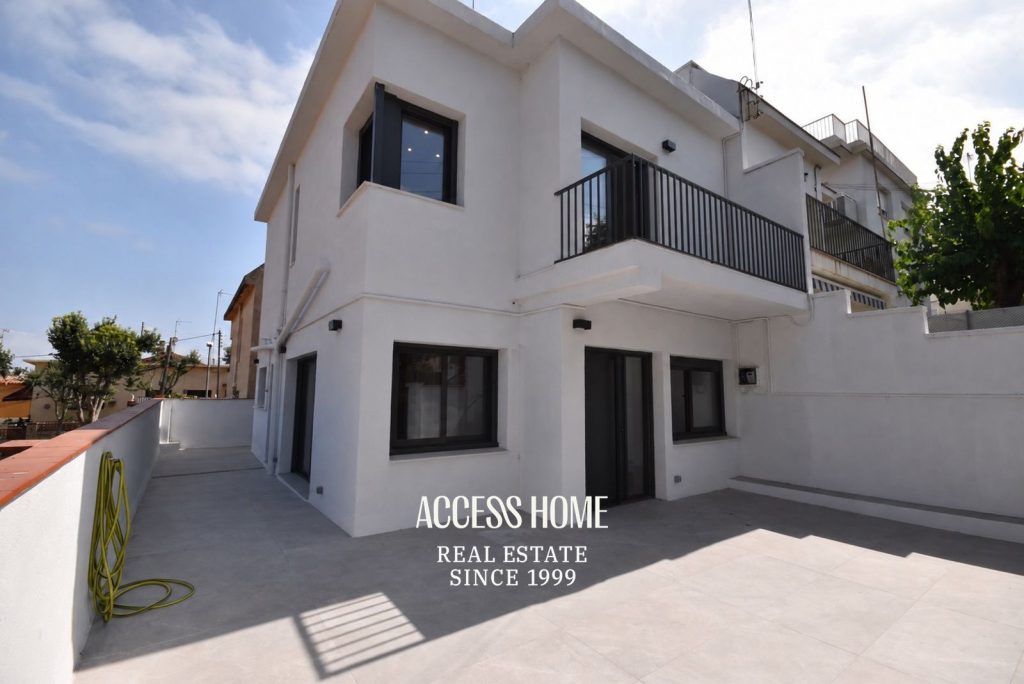 Casa esquinera reformada en venta en El Masnou con terraza y vistas al mar