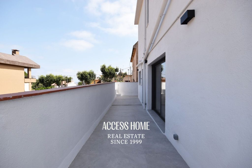 Casa esquinera reformada en venta en El Masnou con terraza y vistas al mar