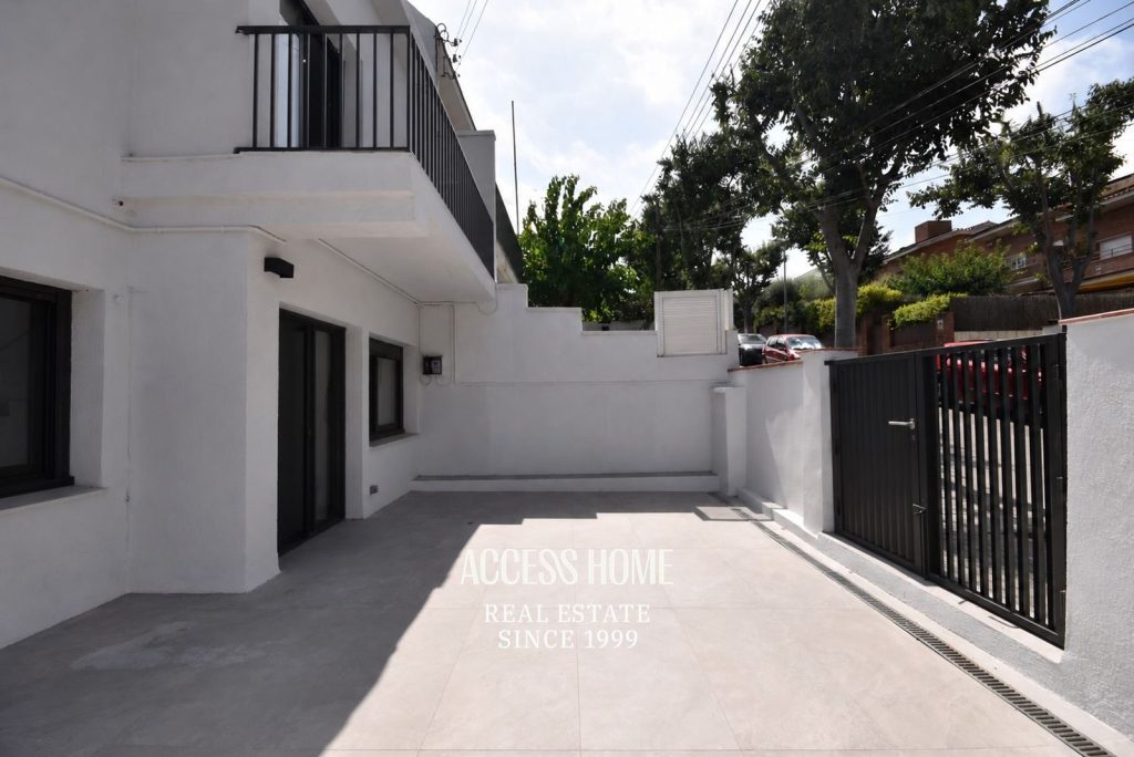 Casa esquinera reformada en venta en El Masnou con terraza y vistas al mar