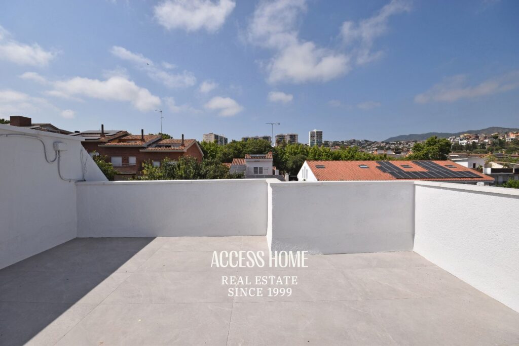 Casa esquinera reformada en venta en El Masnou con terraza y vistas al mar