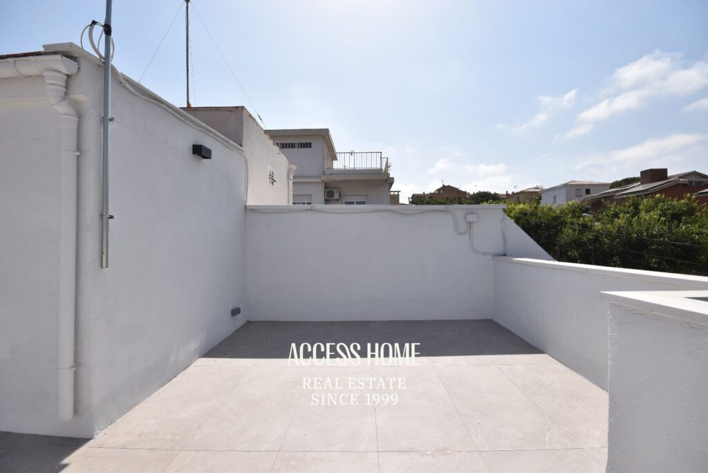 Casa esquinera reformada en venta en El Masnou con terraza y vistas al mar