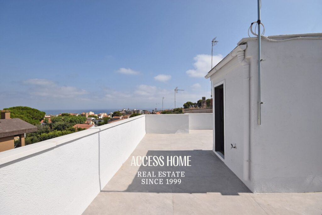 Casa esquinera reformada en venta en El Masnou con terraza y vistas al mar