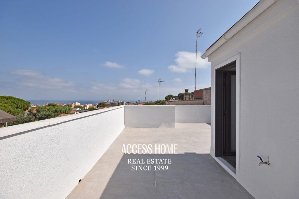 Casa esquinera reformada en venta en El Masnou con terraza y vistas al mar