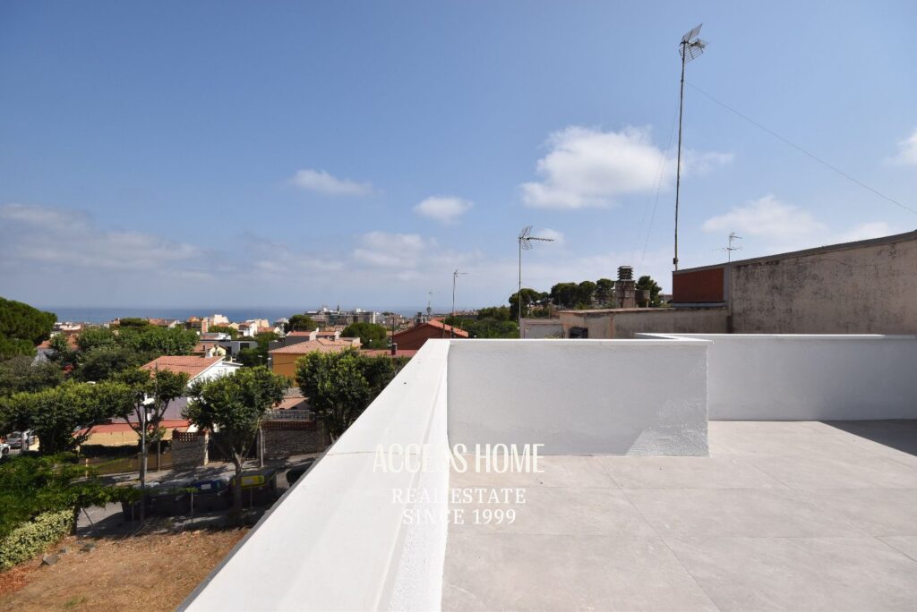 Casa esquinera reformada en venta en El Masnou con terraza y vistas al mar
