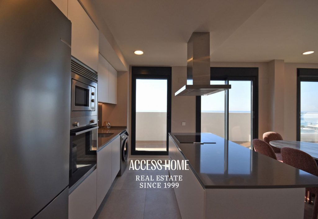 Exclusivo ático en Montgat con impresionantes vistas al mar, espectacular terraza privada y piscina comunitaria