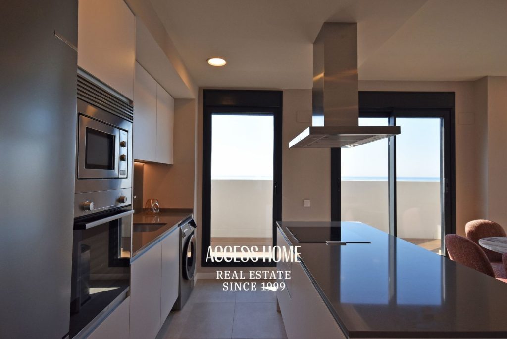 Exclusivo ático en Montgat con impresionantes vistas al mar, espectacular terraza privada y piscina comunitaria