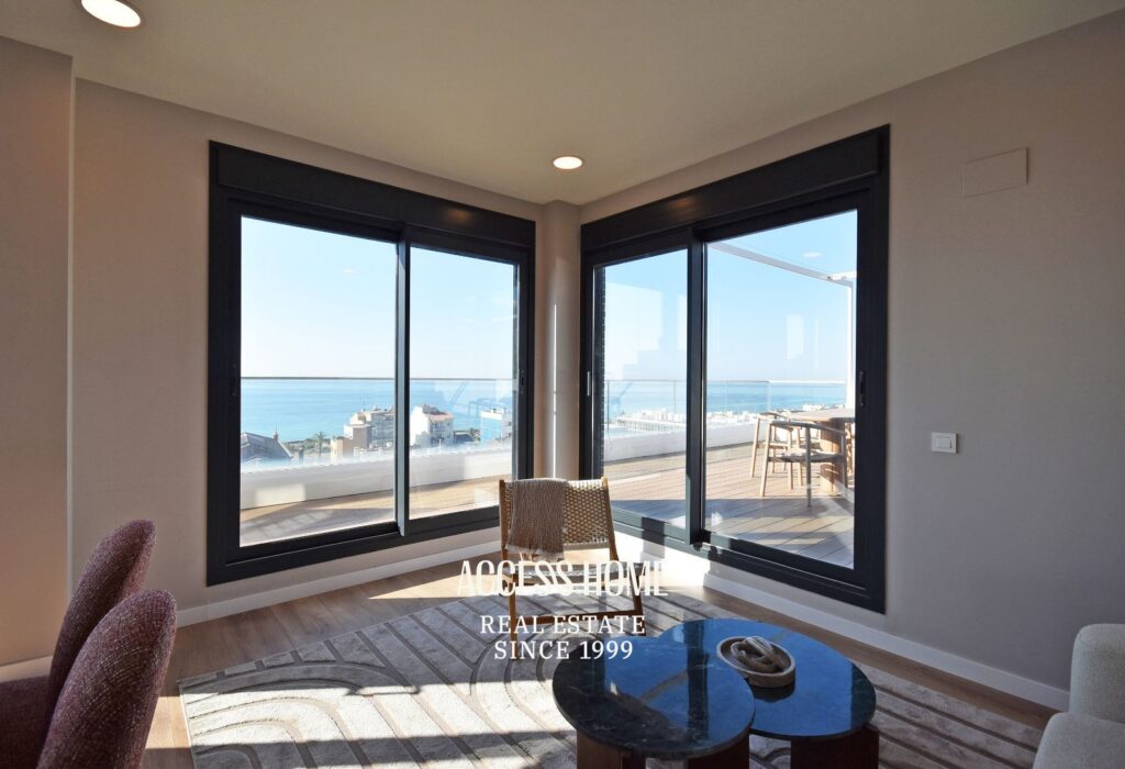 Exclusivo ático en Montgat con impresionantes vistas al mar, espectacular terraza privada y piscina comunitaria