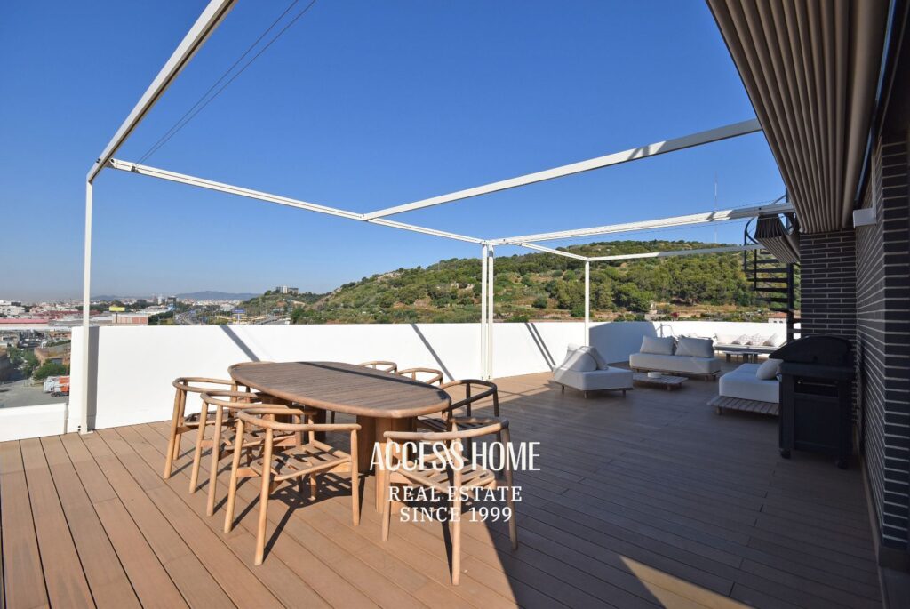 Exclusivo ático en Montgat con impresionantes vistas al mar, espectacular terraza privada y piscina comunitaria