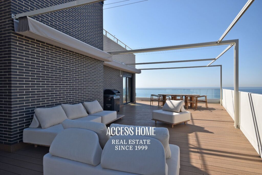 Exclusivo ático en Montgat con impresionantes vistas al mar, espectacular terraza privada y piscina comunitaria