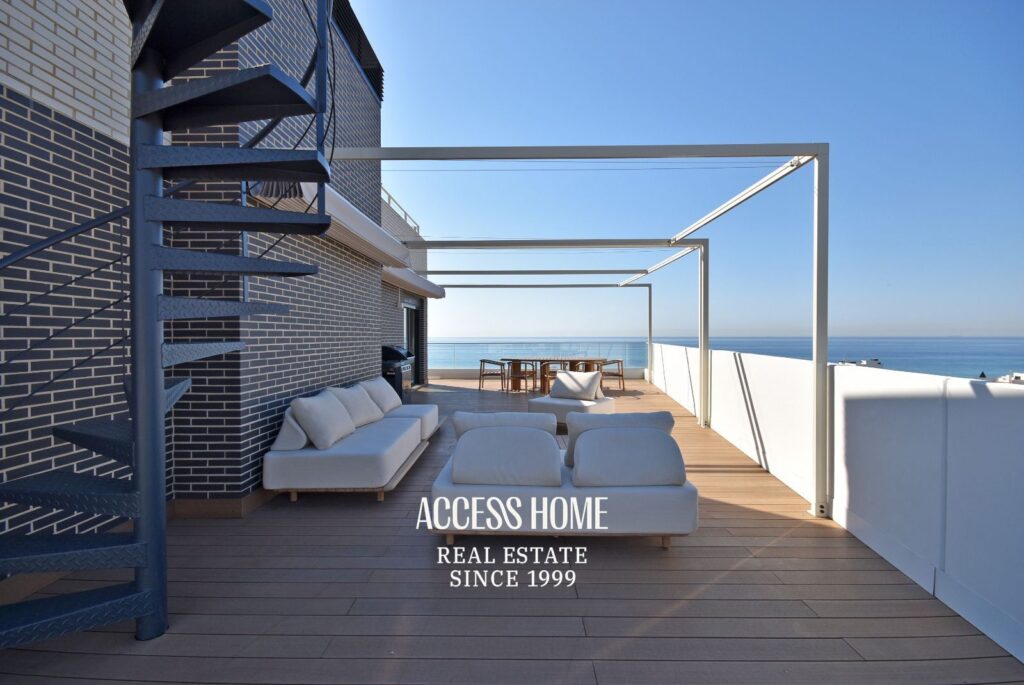 Exclusivo ático en Montgat con impresionantes vistas al mar, espectacular terraza privada y piscina comunitaria