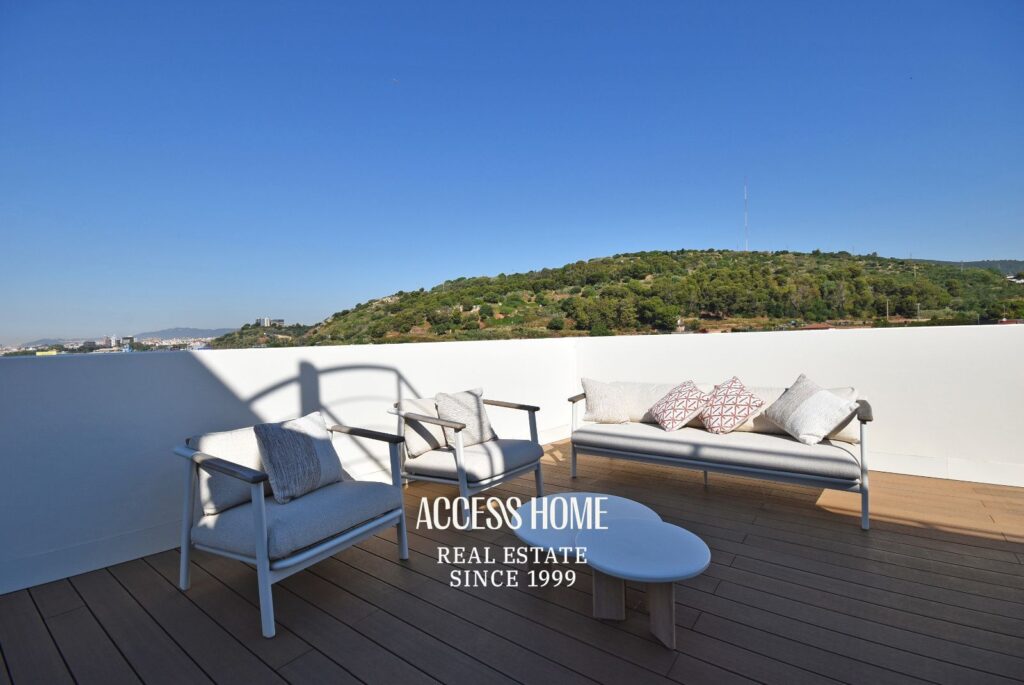 Exclusivo ático en Montgat con impresionantes vistas al mar, espectacular terraza privada y piscina comunitaria