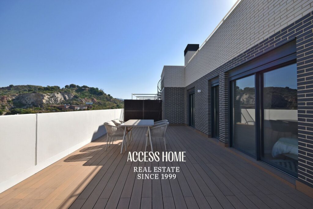 Exclusivo ático en Montgat con impresionantes vistas al mar, espectacular terraza privada y piscina comunitaria