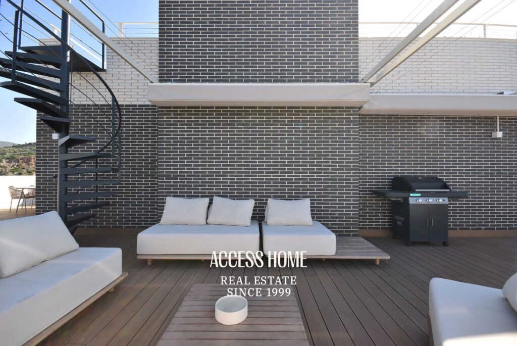 Exclusivo ático en Montgat con impresionantes vistas al mar, espectacular terraza privada y piscina comunitaria
