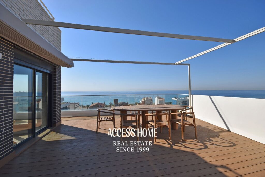 Exclusivo ático en Montgat con impresionantes vistas al mar, espectacular terraza privada y piscina comunitaria