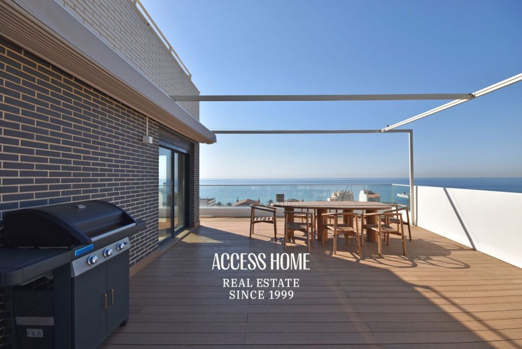 Exclusivo ático en Montgat con impresionantes vistas al mar, espectacular terraza privada y piscina comunitaria