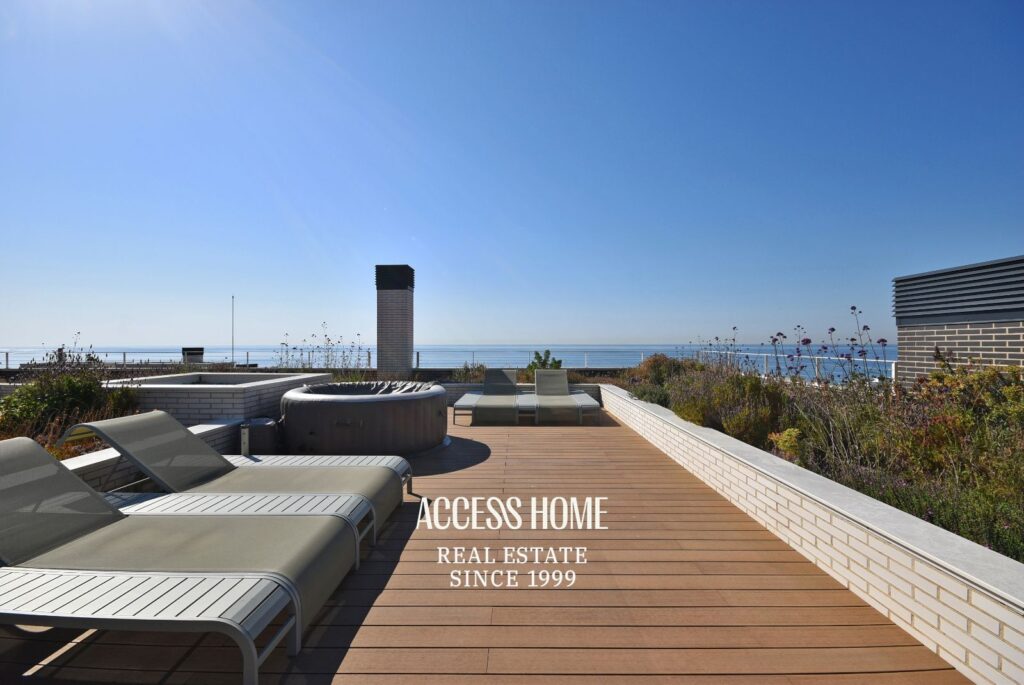 Exclusivo ático en Montgat con impresionantes vistas al mar, espectacular terraza privada y piscina comunitaria