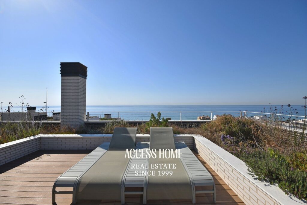 Exclusivo ático en Montgat con impresionantes vistas al mar, espectacular terraza privada y piscina comunitaria