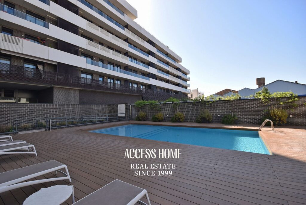 Exclusivo ático en Montgat con impresionantes vistas al mar, espectacular terraza privada y piscina comunitaria