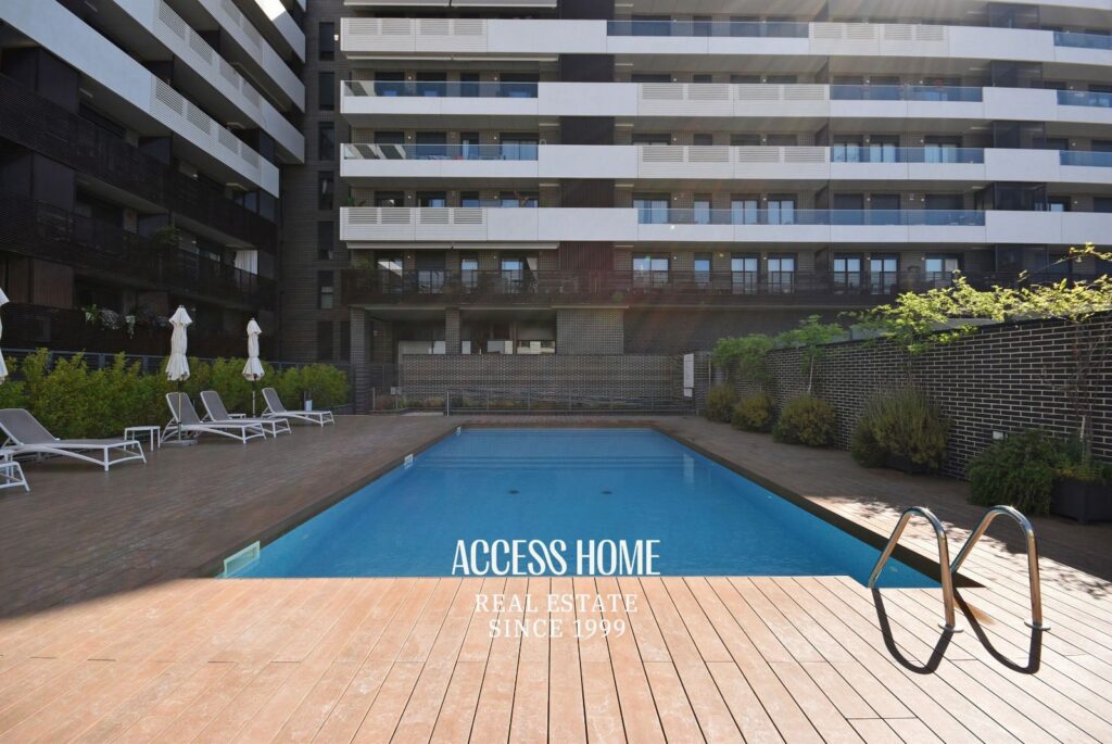 Exclusivo ático en Montgat con impresionantes vistas al mar, espectacular terraza privada y piscina comunitaria