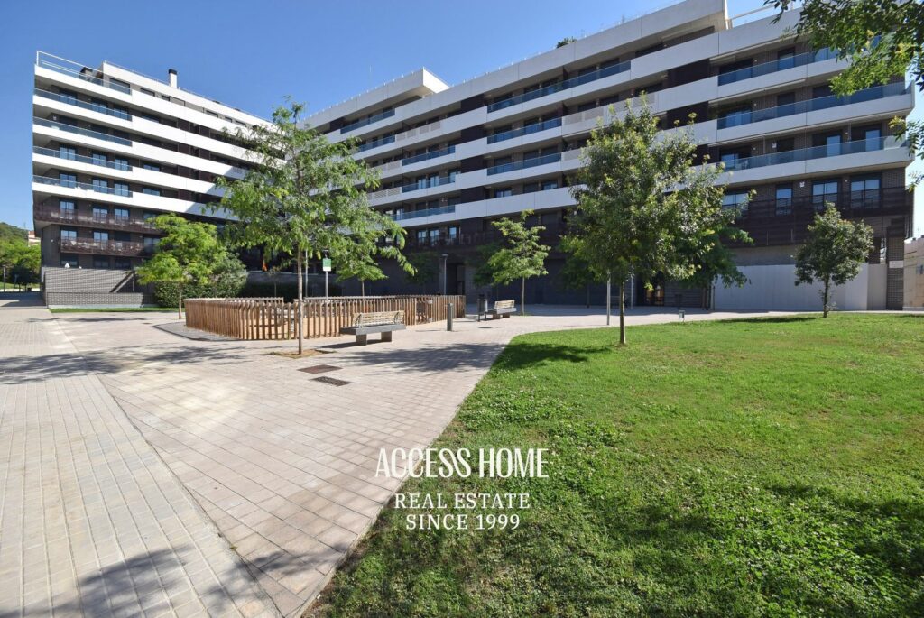 Exclusivo ático en Montgat con impresionantes vistas al mar, espectacular terraza privada y piscina comunitaria