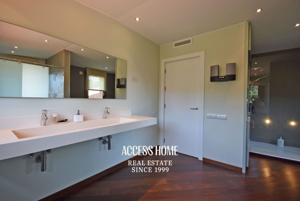 Exclusiva vivienda de diseño con jardín privado y vistas al mar en Cabrera de Mar