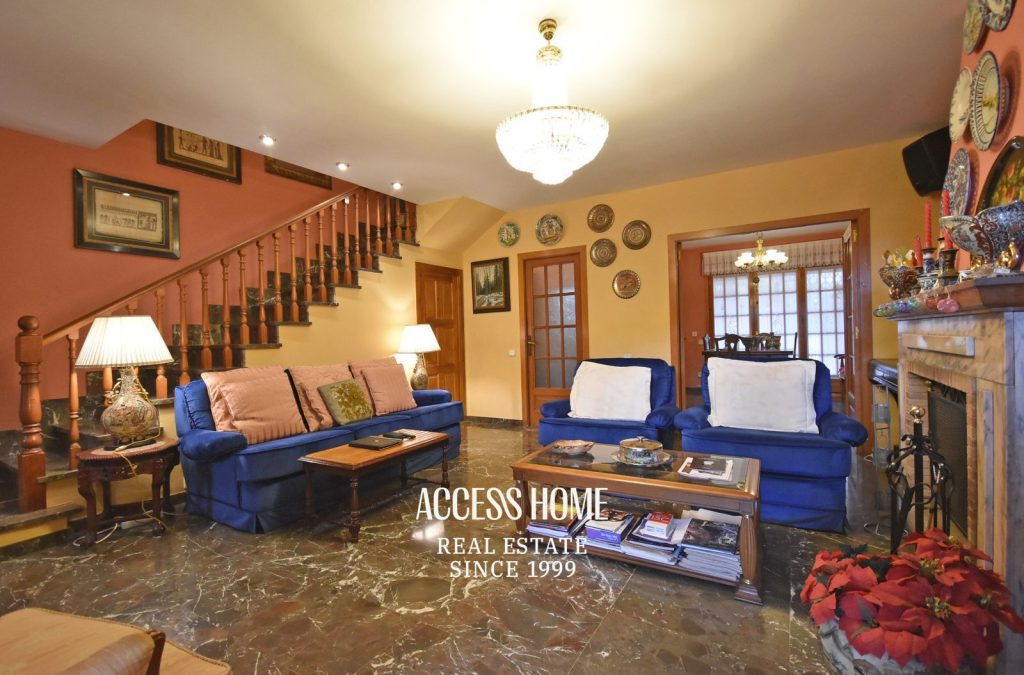 Casa adosada con terraza, jardín y piscina privada comunitaria