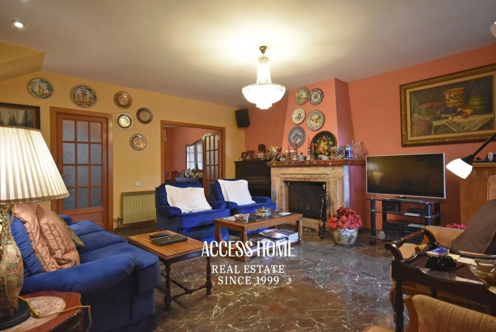 Casa adosada con terraza, jardín y piscina privada comunitaria