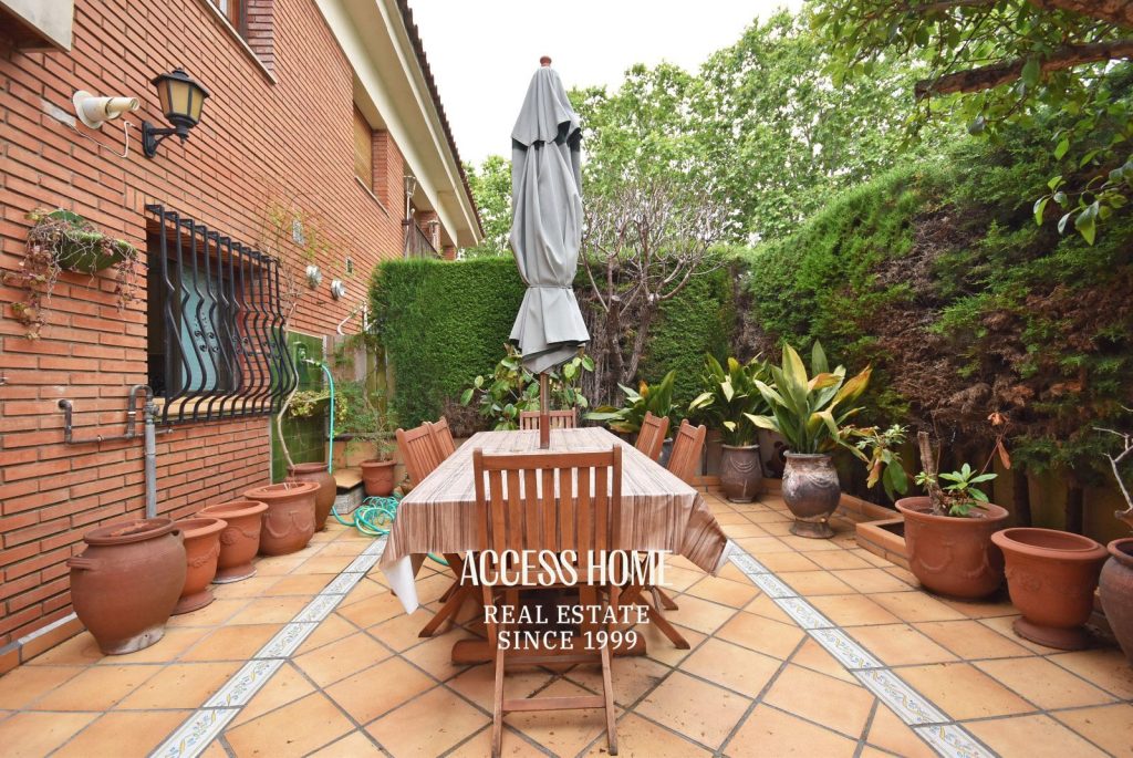 Casa adosada con terraza, jardín y piscina privada comunitaria
