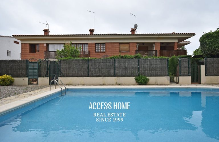 Casa adosada con terraza, jardín y piscina privada comunitaria