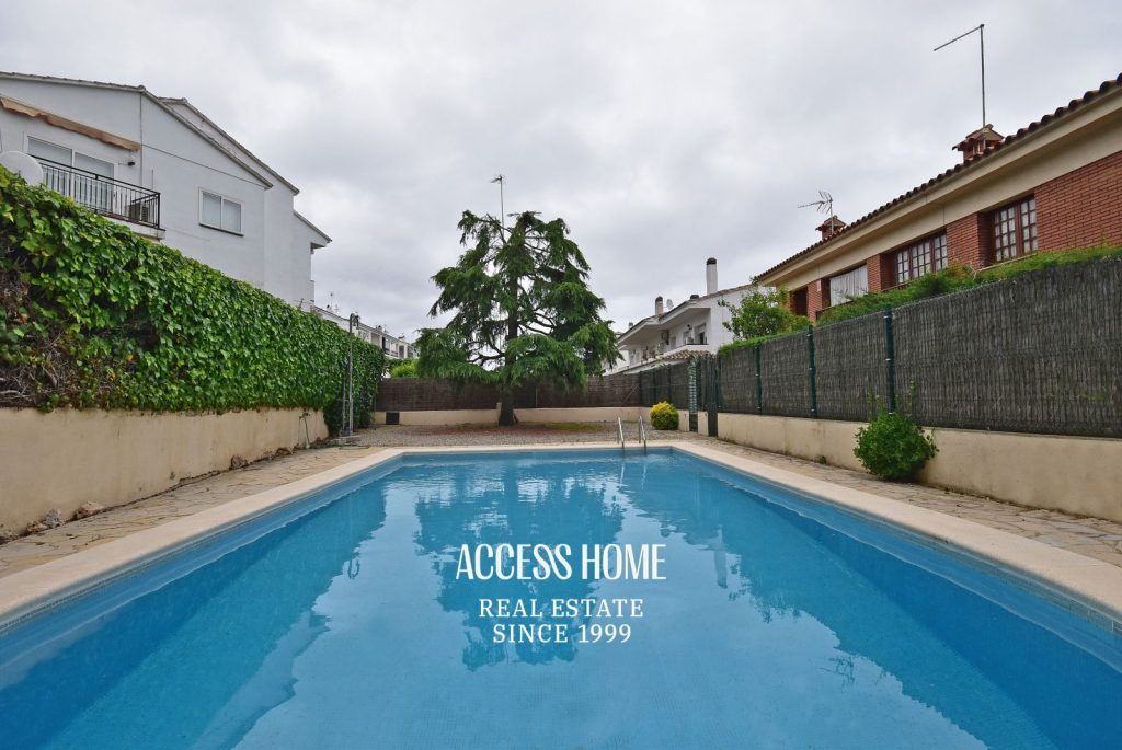 Casa adosada con terraza, jardín y piscina privada comunitaria
