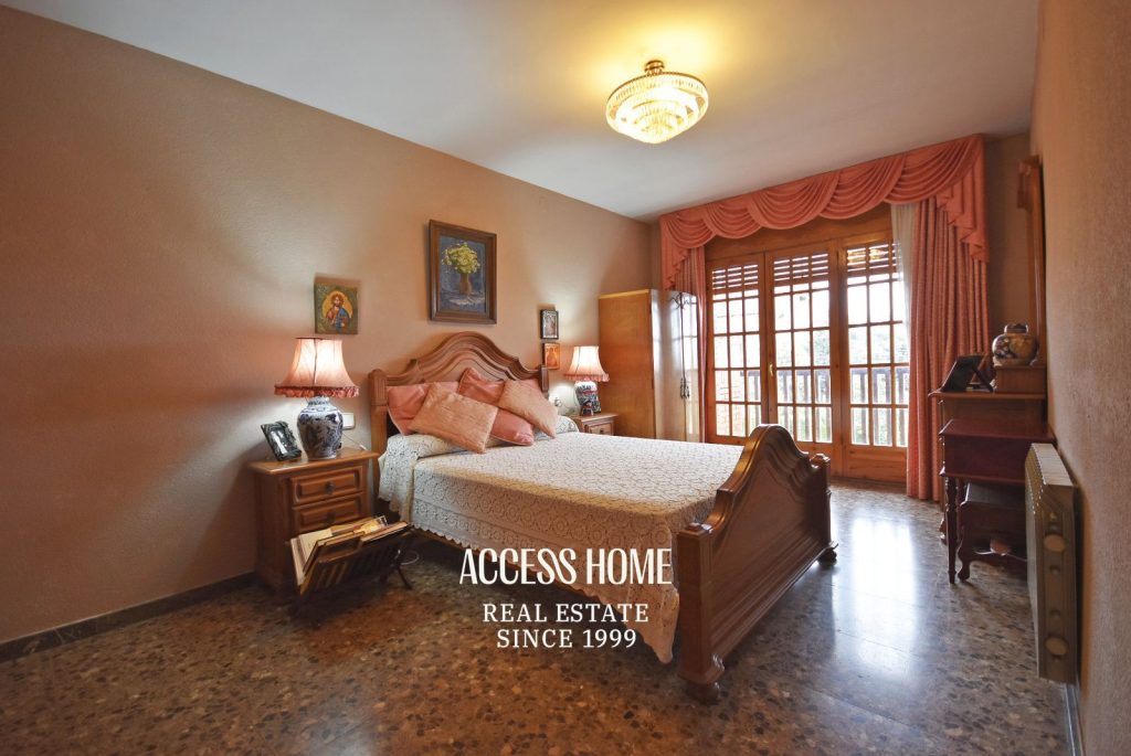 Casa adosada con terraza, jardín y piscina privada comunitaria