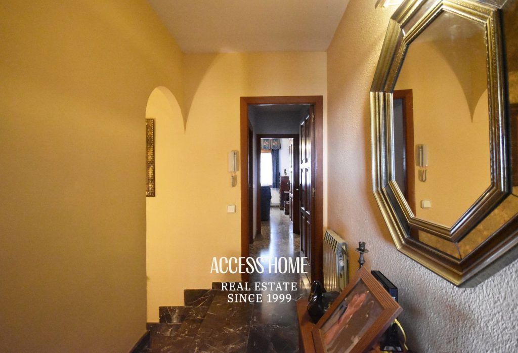 Casa adosada con terraza, jardín y piscina privada comunitaria