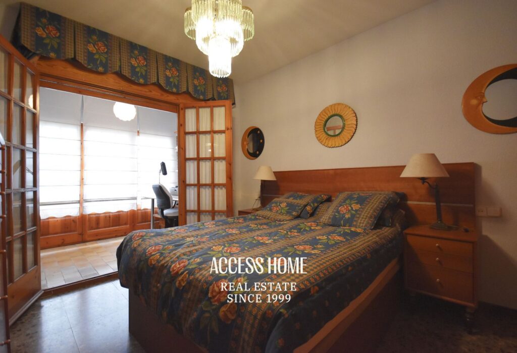 Casa adosada con terraza, jardín y piscina privada comunitaria