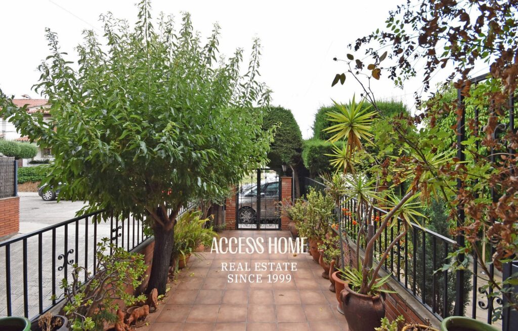 Casa adosada con terraza, jardín y piscina privada comunitaria