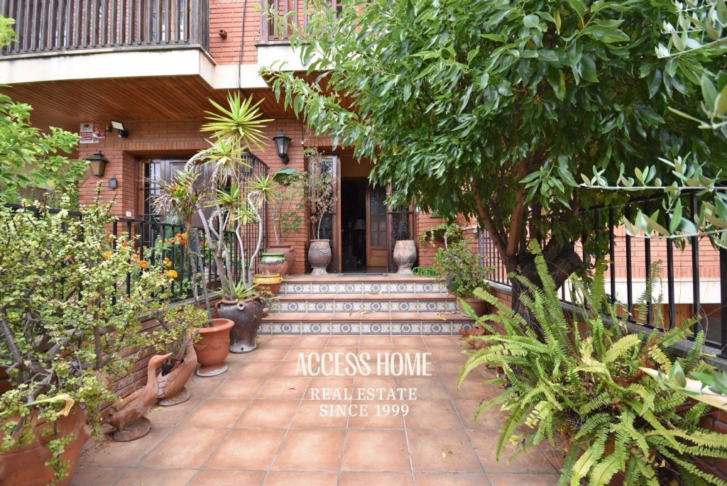 Casa adosada con terraza, jardín y piscina privada comunitaria