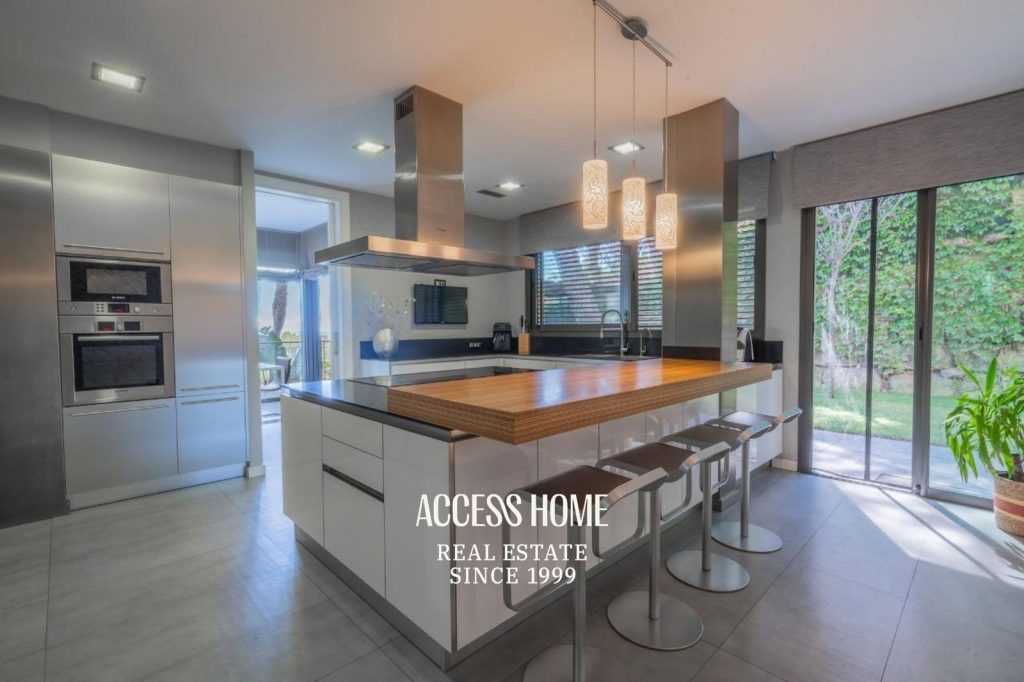 Exclusiva villa en venta en Premià de Dalt con vistas al mar, piscina y máxima eficiencia energética
