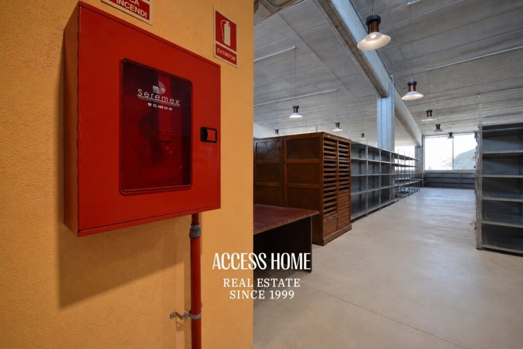 Nave industrial u oficinas corporativas en venta en Badalona – Polígono Les Guixeres