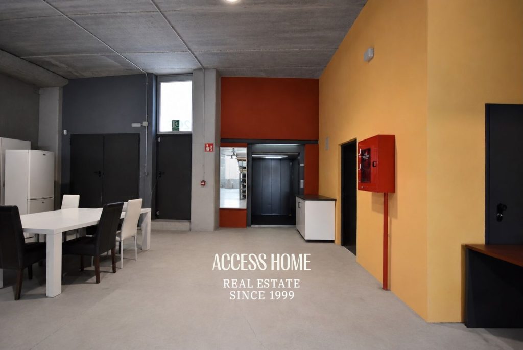 Nave industrial u oficinas corporativas en venta en Badalona – Polígono Les Guixeres