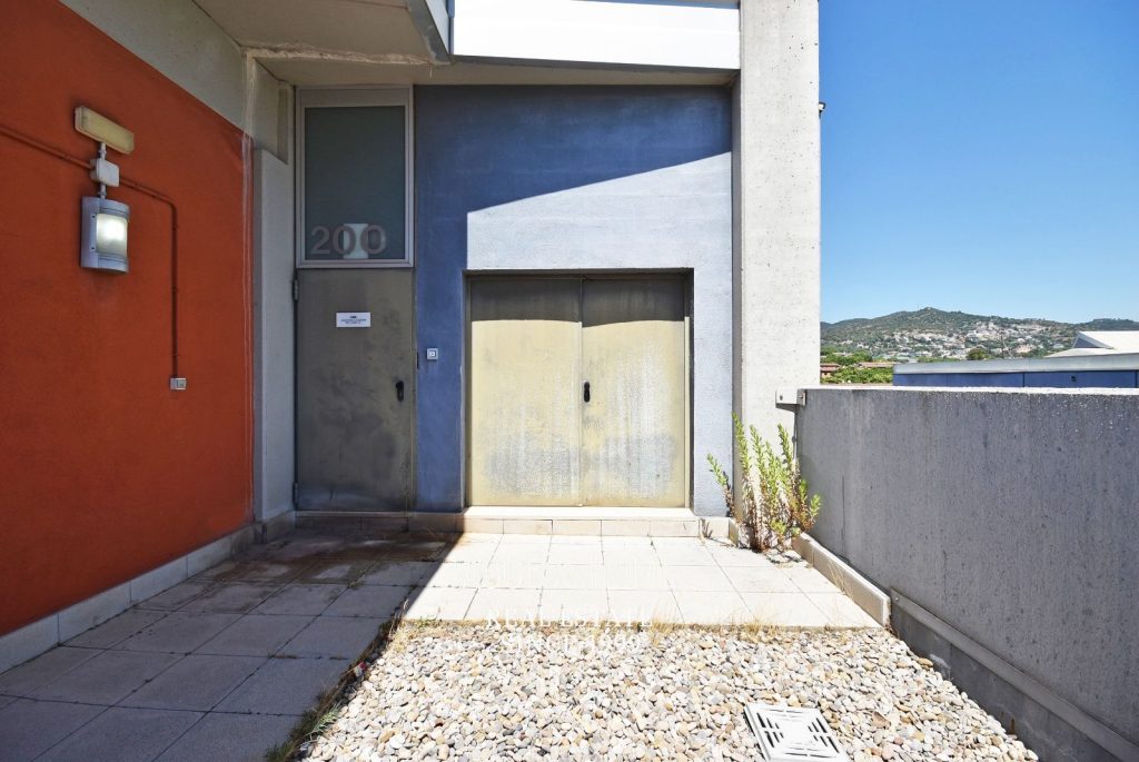 Nave industrial u oficinas corporativas en venta en Badalona – Polígono Les Guixeres