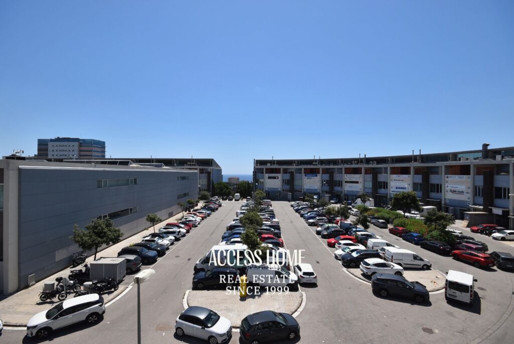 Nave industrial u oficinas corporativas en venta en Badalona – Polígono Les Guixeres