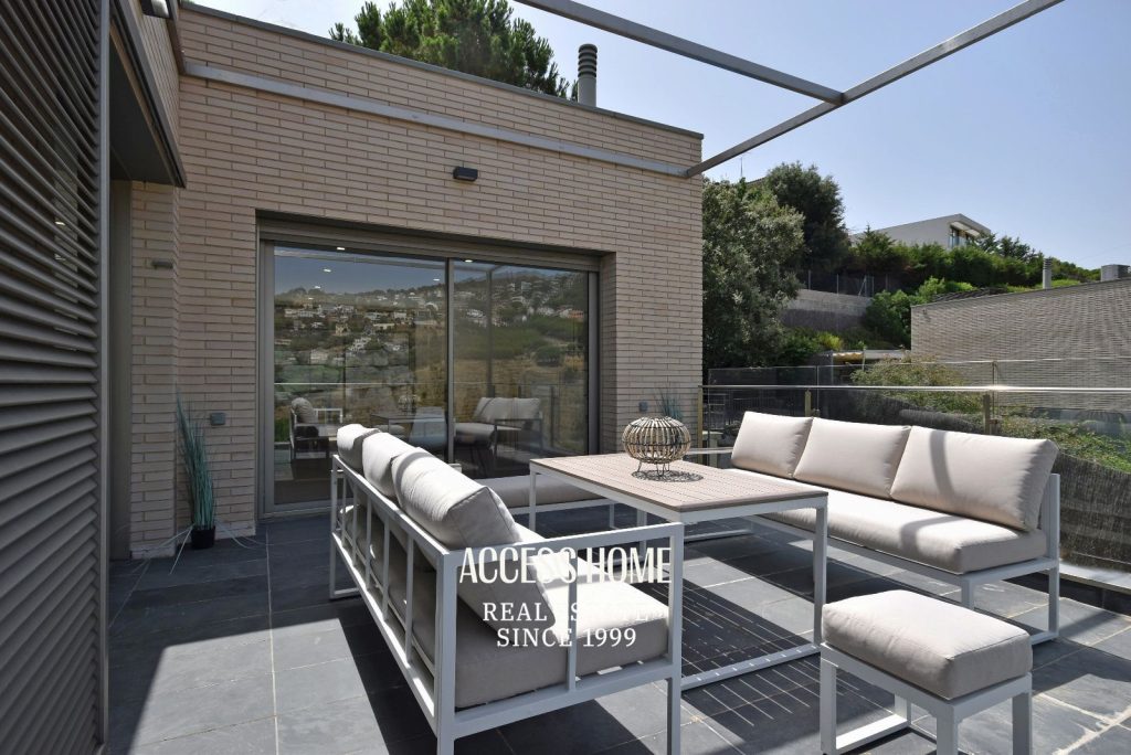 Casa reformada en Alella con piscina, jardín y vistas despejadas