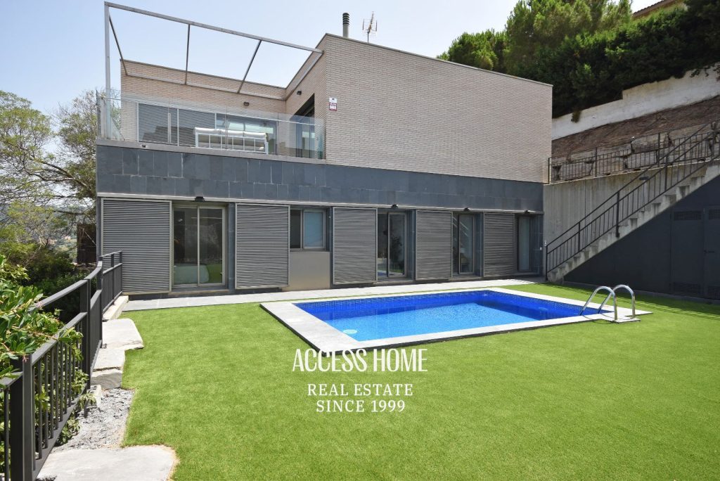 Casa reformada en Alella con piscina, jardín y vistas despejadas