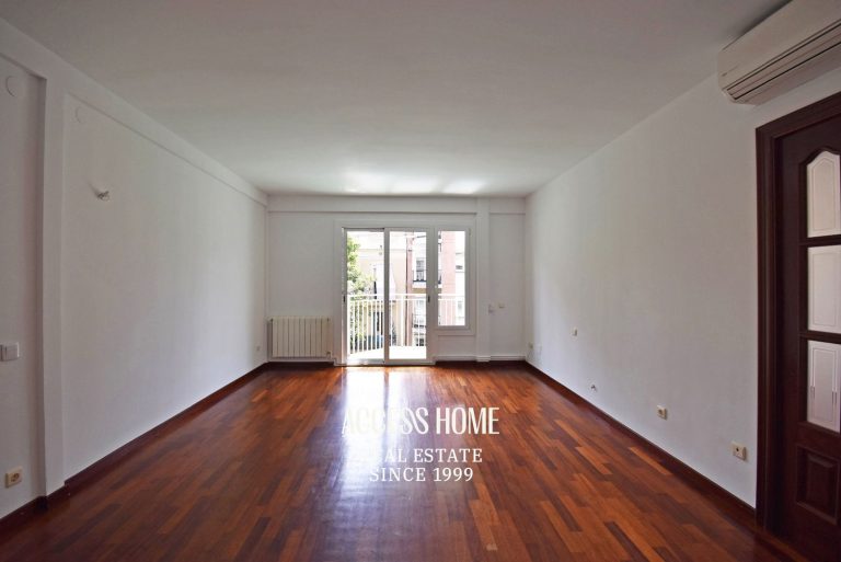 Piso reformado de 4 habitaciones con terraza en Sagrada Familia, Barcelona