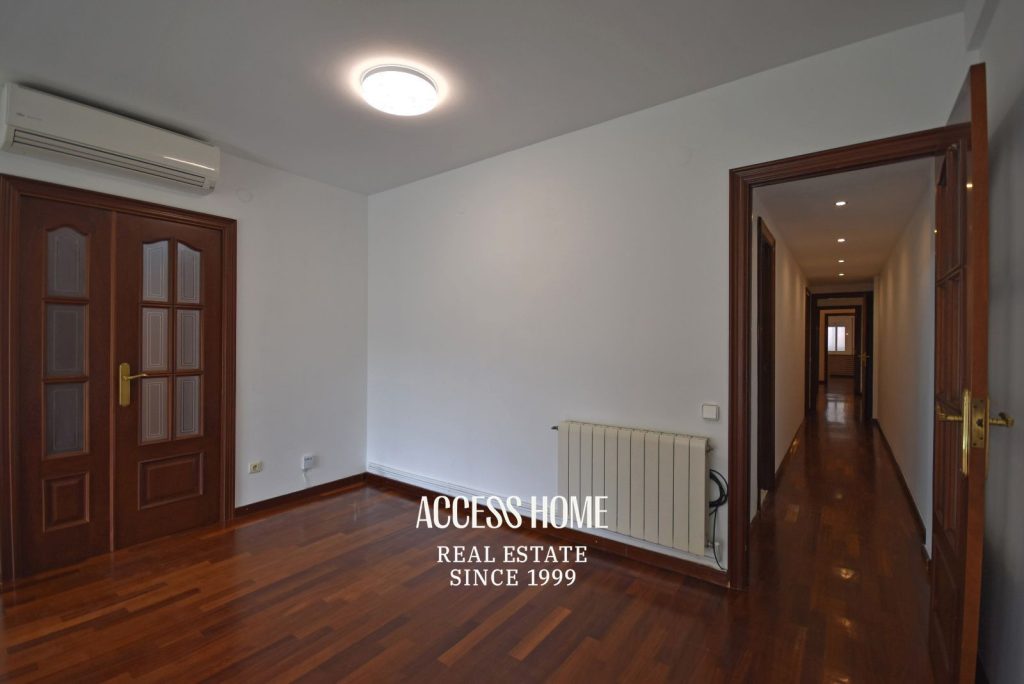 Piso reformado de 4 habitaciones con terraza en Sagrada Familia, Barcelona